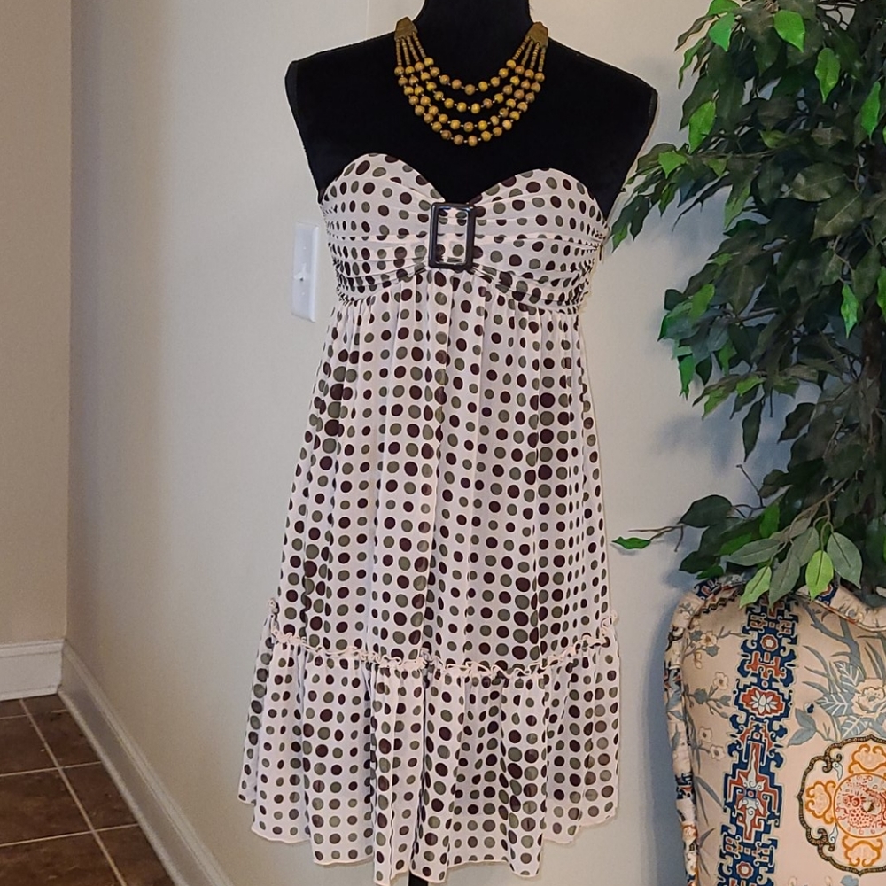 Cute strapless dress!